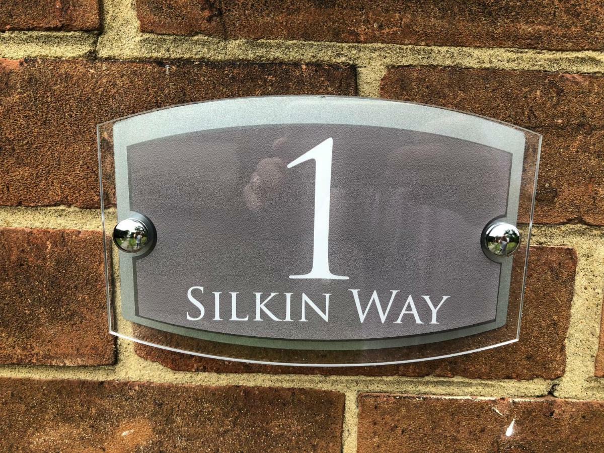 1 Silkin Serviced Accommodation Нютън Айклиф Екстериор снимка